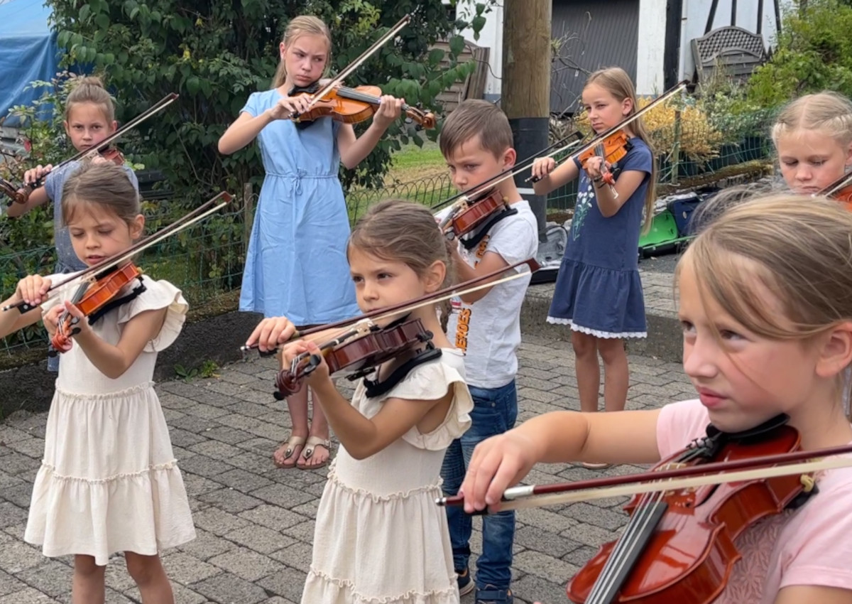 Zur Neugestaltung des musikalischen Wanderwegs in Niederdreisbach gaben einige Schler der Kreismusikschule ein kleines Platzkonzert. (Foto: Kreisverwaltung/Thorsten Stahl)