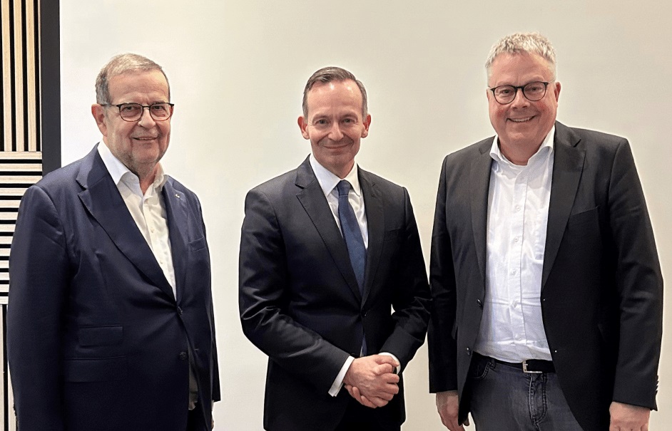 Von links nach rechts: Bruno Reufels (CEO, Niedax Group), Dr. Volker Wissing (Bundesminister fr Digitales und Verkehr), Alexander Horn (Geschftsfhrer Technik und Gesellschafter, Niedax Group). (Foto: Niedax/Marina Reufels)