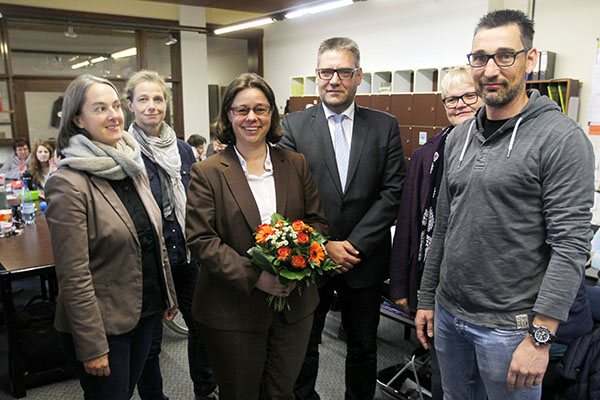 Mit der neuen Chefin (3. v.l.) freuen sich Konrektorin Jeannine Burke (links), die Pdagogische Koordinatorin Andrea Niebergall (2. v.l.), sowie Carsten Keuler (rechts) und Elisabeth Bermel (2. v.r.) vom Personalrat der Schule. Foto: Realschule