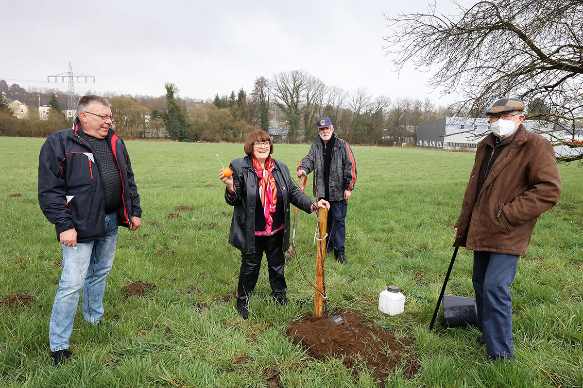 Elisabeth Sandig aus Rodenbach wird von Ortsvorsteher Karl-Heinz Tross untersttzt. Foto: privat