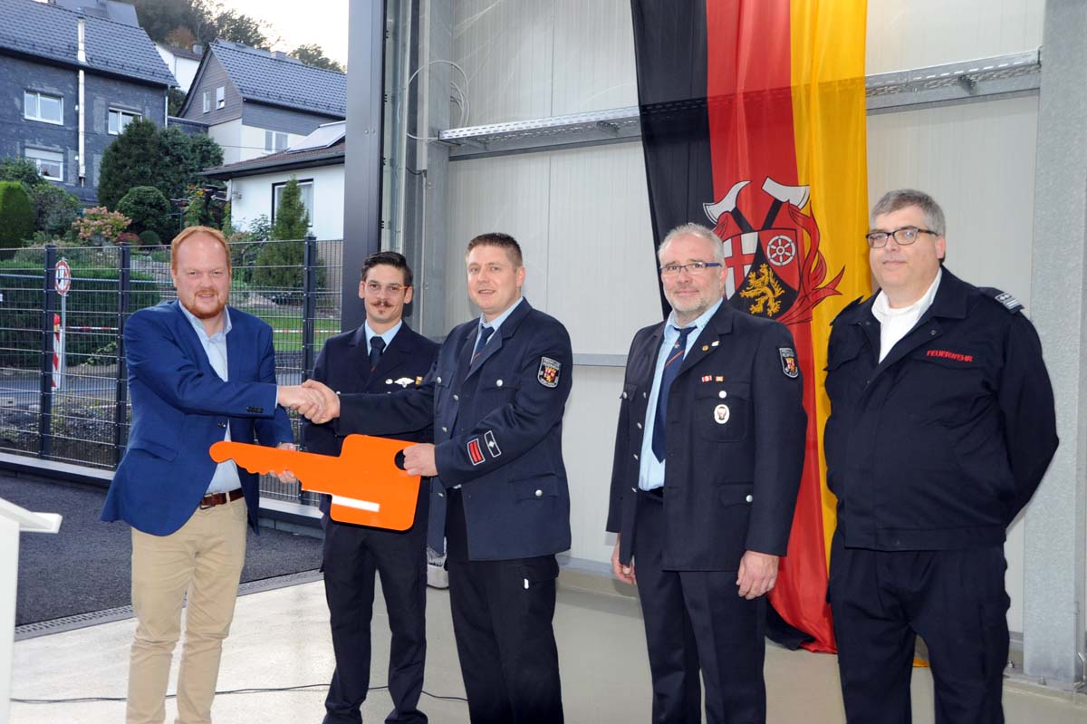 Feuerwehrgertehaus Niederschelderhtte bergeben und drei Fahrzeuge in Dienst gestellt