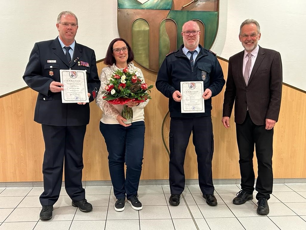 Von links: Patrick Spies mit Ehefrau Tanja, Bjrn Schfer, Brgermeister Andreas Heidrich. (Fotos: FF Nistertal)