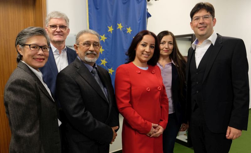 Brgermeister Michael Mang (rechts) begrte Woroud Nissan (3. von rechts), Ihre beiden Stellvertreter sind Melinda Walther (links) und Raffaele Zampella (3. von links). Dabei waren zudem Wolfgang Hartmann und Dilorom Jacka. Foto: privat