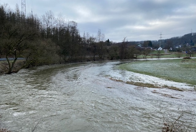 Die Nister, hier unterhalb von Weidacker/Hahnhof, stand noch am Sonntag unter Hochwasser. Die Nister ist bei Hochwasser ein reiender Strom. Fr die ber 50 Einsatzkrfte aus Hamm und Wissen war die Rettung gefhrlich und die Kosten sollen in Rechnung gestellt werden.  (Foto: Verwaltung)