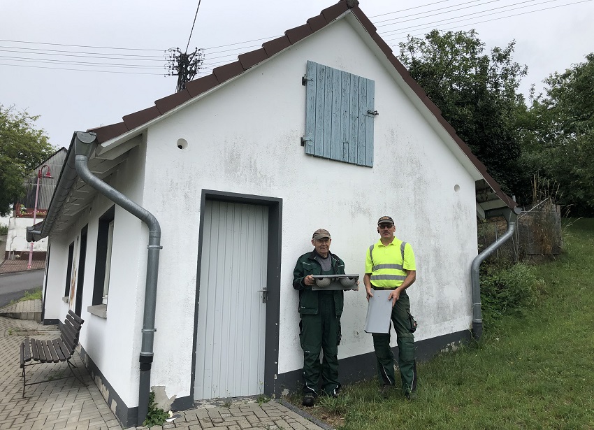 Friedhelm und Dirk Seelbach beim Anbringen der Nistksten am Waschhaus in Pracht. (Foto: Orrtsgemeinde)