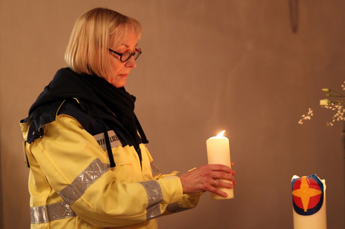 Gottesdienst der NFS 2023: Mitarbeitende der Notfallseelsorge bringen die Belastungen aus ihren Einstzen symbolisch vor Gott. (Foto: Sabine Hammann-Gonschorek)