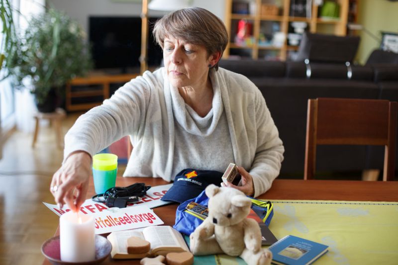 NFS-Leiterin Ulrike Braun-Steinebach mit dem Inhalt des Notfallkoffers, den die Seelsorger zu ihren Einstzen mitnehmen. Foto: Peter Bongard