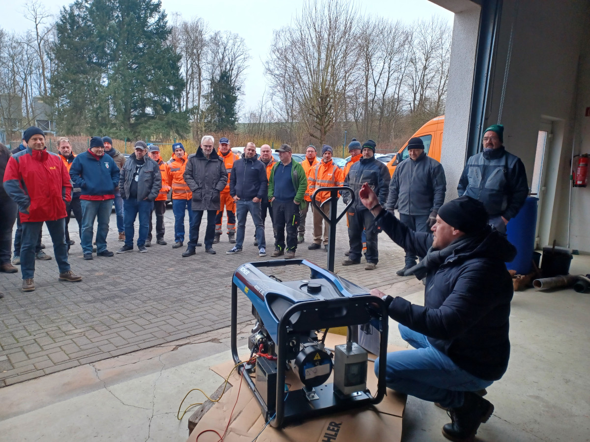 Wie funktioniert der Notstromerzeuger? Was muss man beim Betrieb beachten? Nach der fachlichen Einfhrung bekamen die Vertreter der Ortsgemeinden und der Stadt die Dieselaggregate ausgehndigt, die im Katastrophenfall die Notfalltreffpunkte mit Strom versorgen sollen. (Bild: VG Montabaur / Christina Wei)