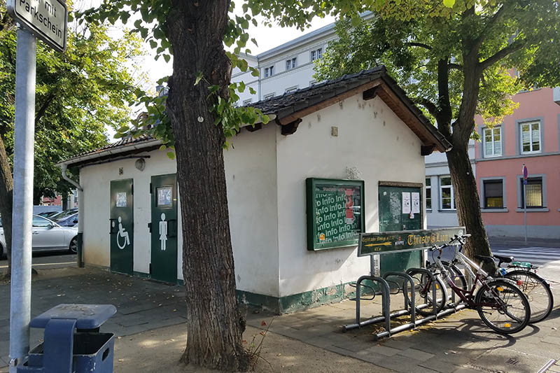 Das Foto zeigt die in die Jahre gekommene Toilettenanlage am Neuwieder Marktplatz. Foto: CDU