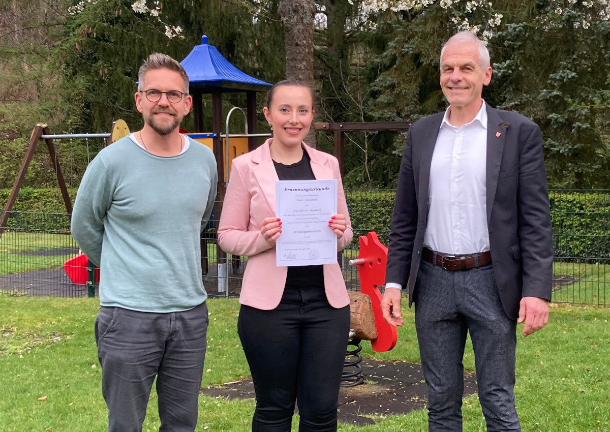 Erster Beigeordneter Meiko Lneburg (links) ernannte und vereidigte die neue Ortsbrgermeisterin Melanie Badziong (Mitte). Fr die Verbandsgemeinde Altenkirchen-Flammersfeld gratulierte Brgermeister Fred Jngerich (rechts). (Foto: Privat)