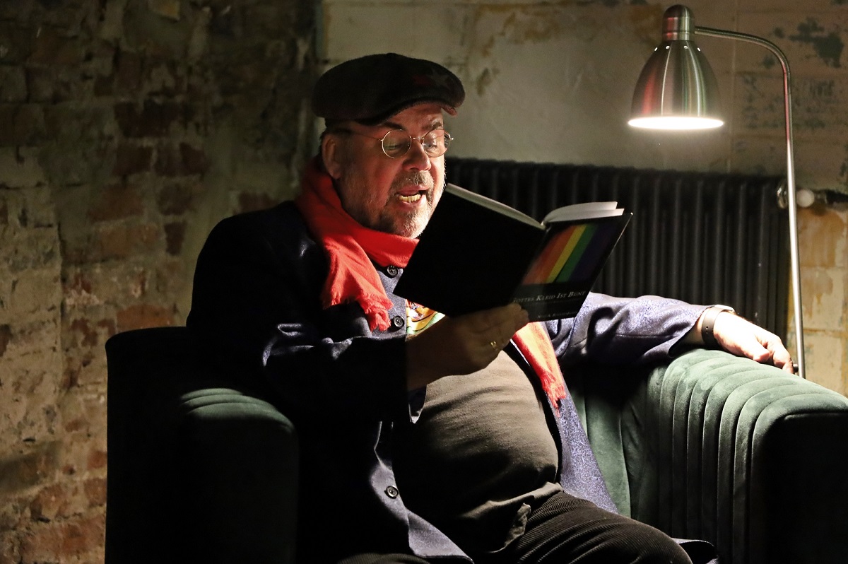 Nulf Schade-James faszinierte mit seiner Lesung in der Hachenburger Brauerei zahlreiche Zuhrer. (Foto: Sabine Hammann-Gonschorek)