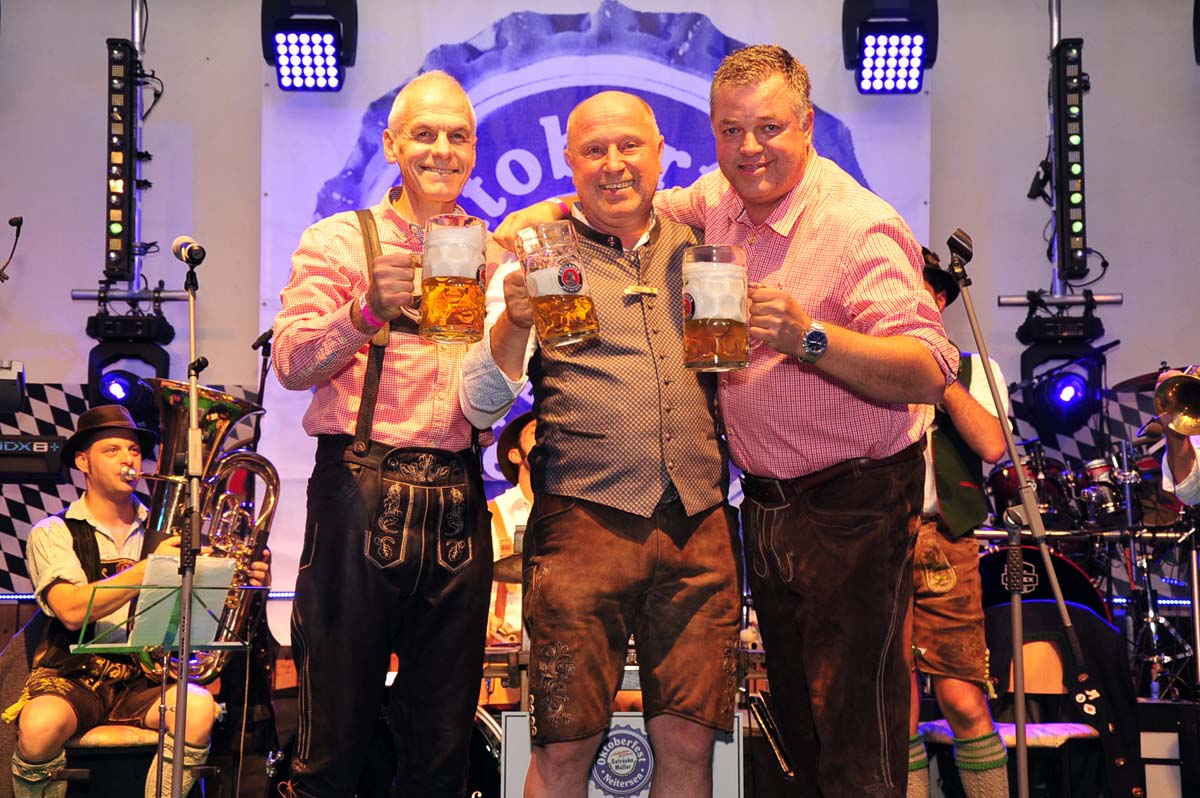 Dirndl, Lederhosen und gute Laune: Neitersens Oktoberfest begeistert Massen