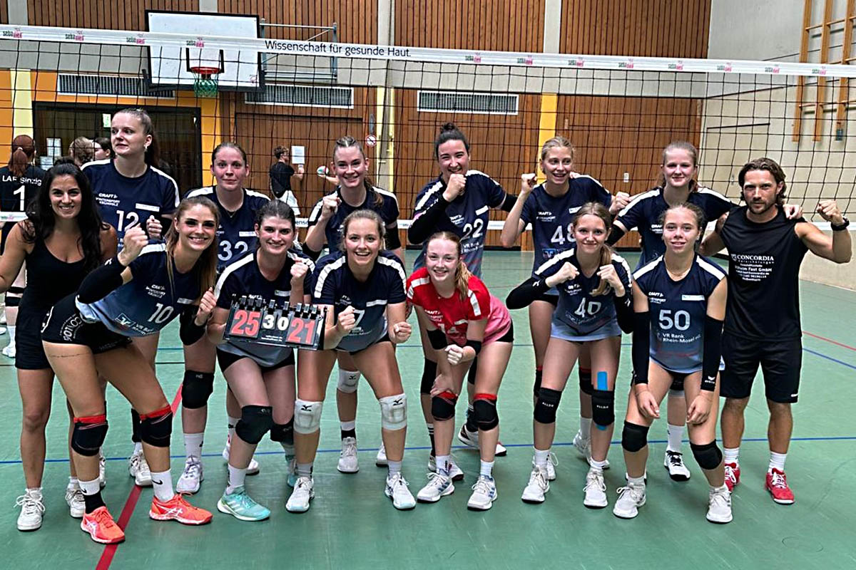 VVR-Rheinlandpokal Frauen: Bei der Rheinland Pokal Endrunde am Sonntag, 1. September, wurden die Mittelrheinvolleys I in Boppard/Bad Salzig ihrer Favoritenrolle gerecht. 
Hintere Reihe v.l.: Karina Klum, Emma Fuchs Luca Kalter, Lisa Guillermard, Ella Schrper, Vanessa Trambow; vordere Reihe v.l.: Sepideh Mahrokh, Larissa Schliwinski, Miriam Severich, Maike Hammes, Christine Walth, Melina Winzen, Milla Holspach und Trainer Benjamin Mener. (Foto: Marcus Trambow/VC Neuwied) 