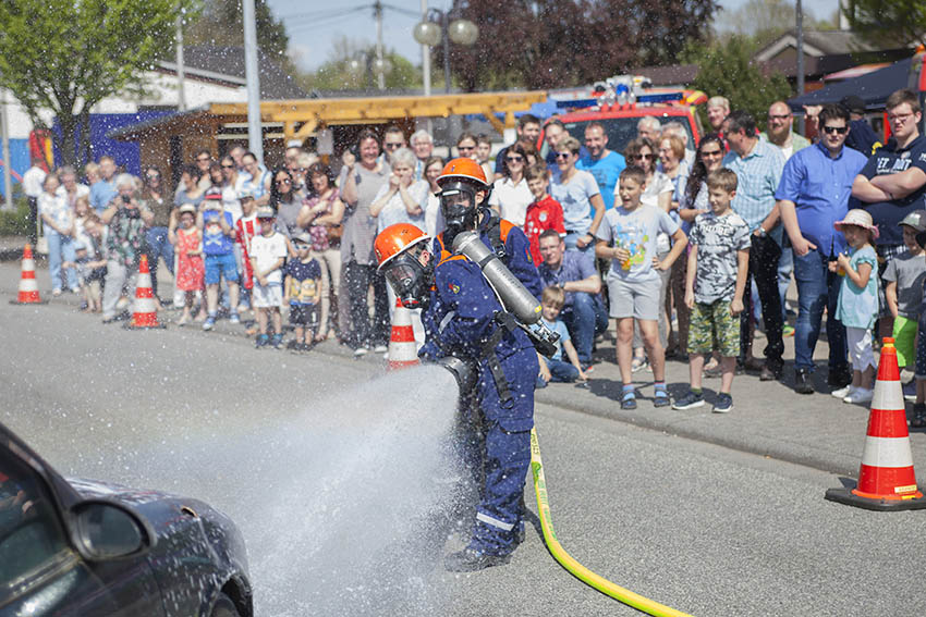 Viele Zuschauer bei der bung der Jugendfeuerwehr. Fotos: Wolfgang Tischler 