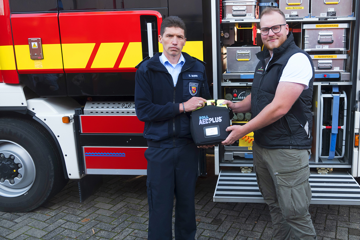 Felix Lichtenthler (rechts) bergibt den Defibrillator an Wehrfhrer Sven Born. Fotos: Feuerwehr VG Puderbach/Wolfgang Tischler