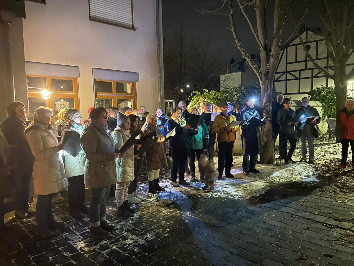 Oberbieber feiert mit "Lebendigem Adventskalender"