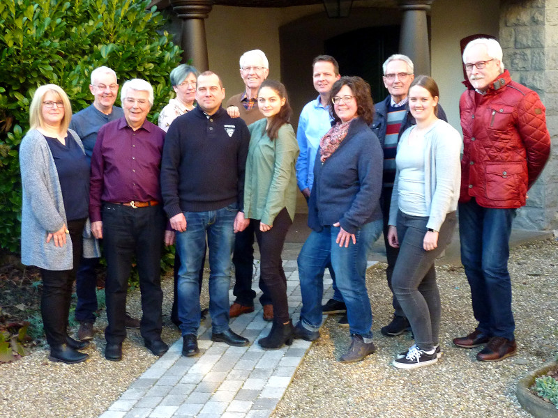 Prsentation des neu formierten Vorstands des Gesangverein Oberbieber: (v.l.) Bettina Mengert, Thomas Meurer, Hans Hartenfels, Steffi Linnig, Markus Mengert, Hansjrgen Klein, Rene Mengert, Michael (Hansa) Klein, Sabine Fleischer, Gerd Muscheid, Seline Muscheid, Walter Koch.  Es fehlt: Thomas Stephan. Foto: Hans Hartenfels
