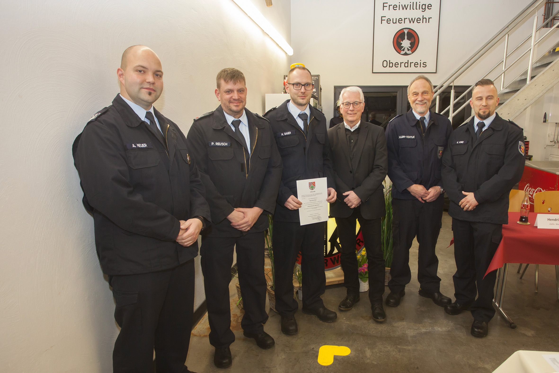 Von links: Wehrleiter Alexander Neuer, Wehrfhrer Peter Reusch, Maximilian Baier, Brgermeister Volker Mendel, stellvertretender Wehrleiter Dieter Klein-Ventur und stellvertretender Wehrfhrer Hendrick Kind. Fotos: Wolfgang Tischler/Feuerwehr VG Puderbach