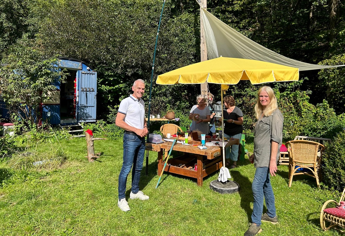 Brgermeister Fred Jngerich beim Projekt Kulturbauwagen Obererbach Basteln fr den Wichtelweg (Foto: Verbandsgemeindeverwaltung)
