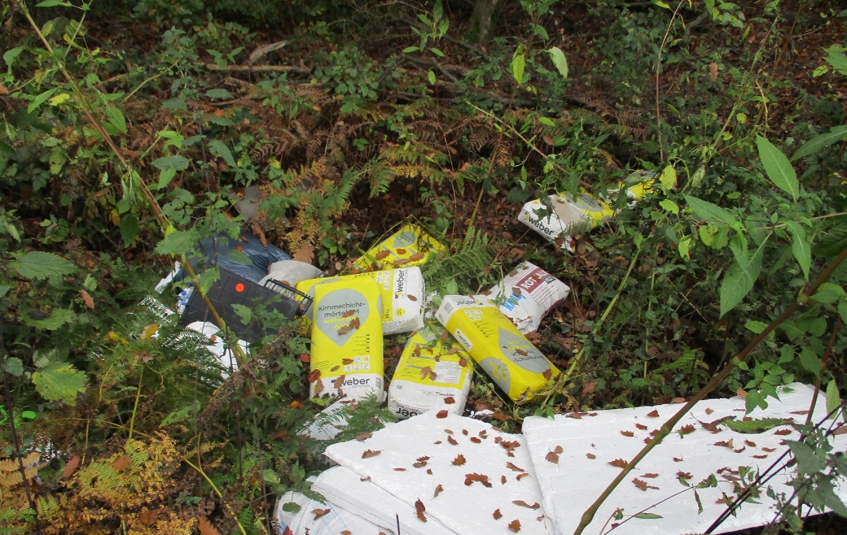 Illegale Entsorgung im Forst an der L 276 Weyerbusch Richtung Leuscheid