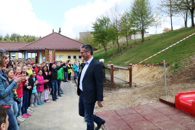 Einweihung der neuen Rutschbahn der Oberwaldschule durch Hendrik Hering. Foto: privat