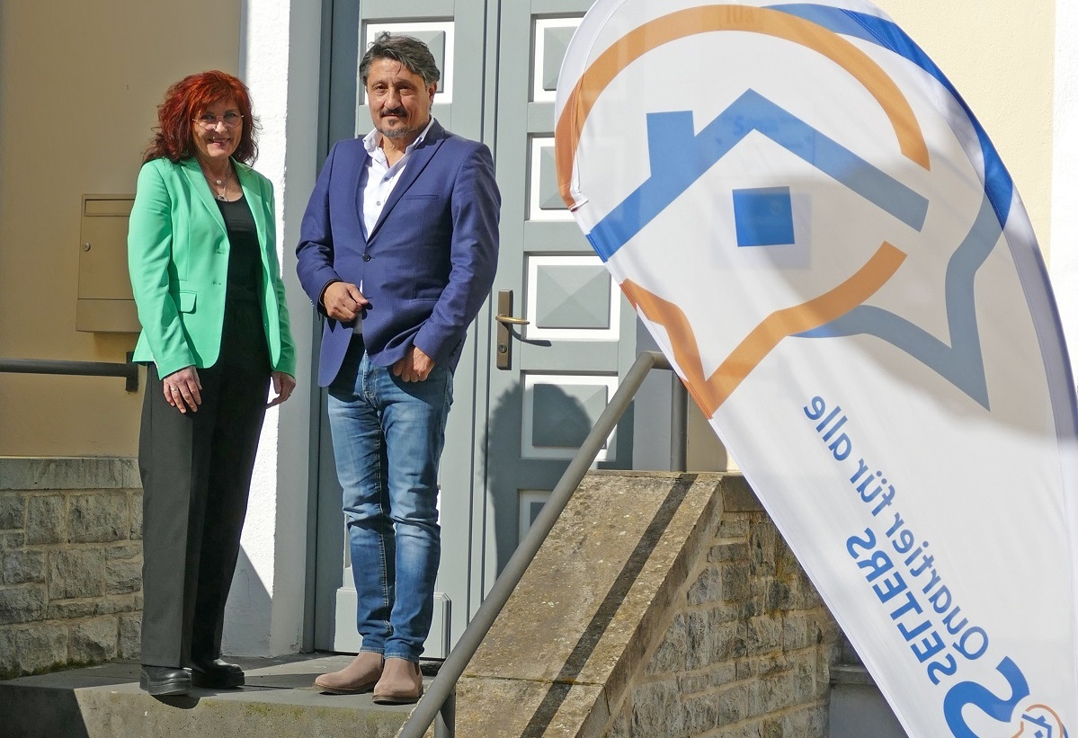 Neuer Quartiersmanager Selim zen mit Angela Schmitz-Buchholz im "Quartier fr alle" in Selters (Foto: Peter Kiel)