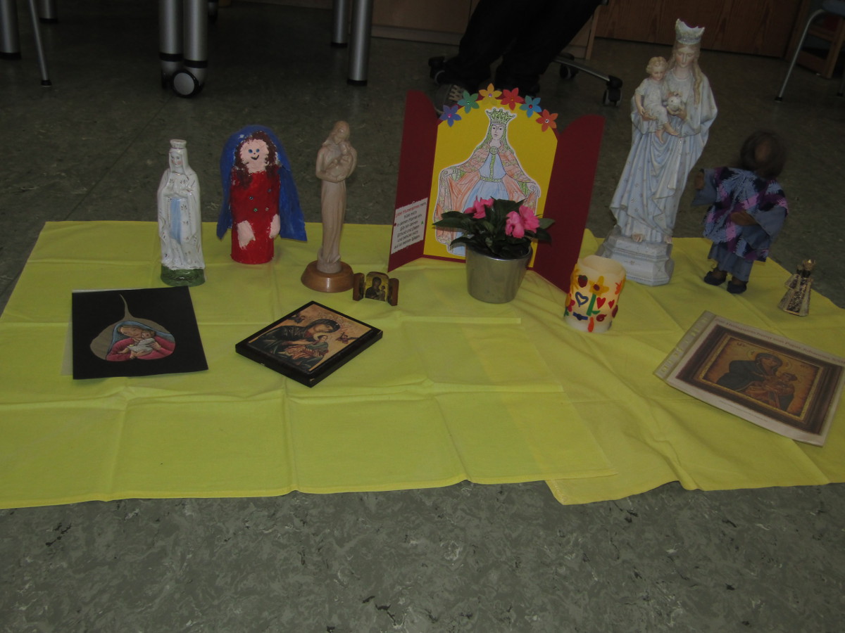 Die Kinder der katholischen Kita St. Antonius Oberlahr beschftigten sich mit dem Leben der Gottesmutter Maria und gestalteten auch einen Marienaltar. (Foto: Kita St. Antonius)