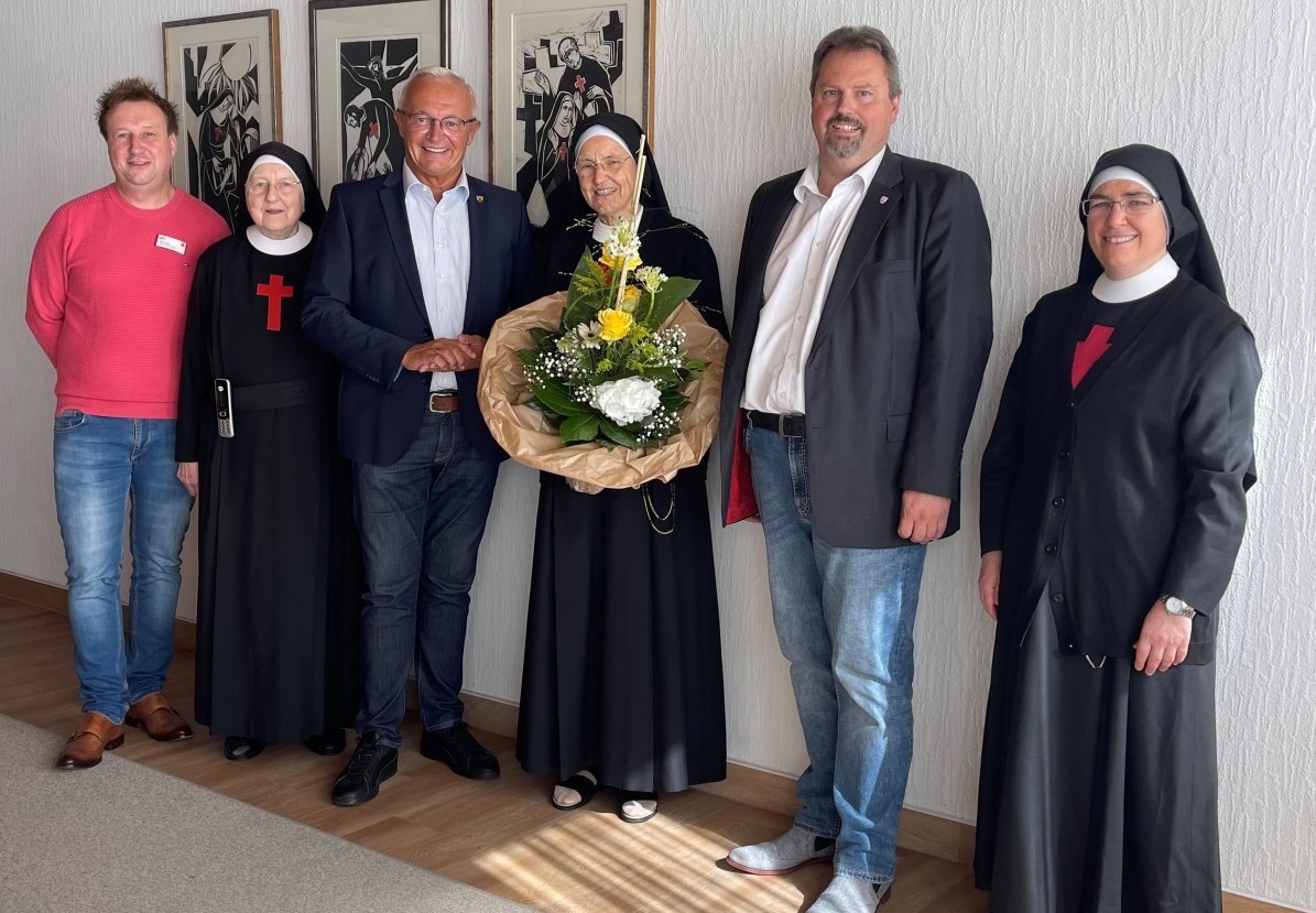 Landrat Achim Hallerbach und Verbandsbrgermeister nahmen die Generaloberin der Tchter des Heiligen Kamillus, Madre Zelia Andrighetti gerne in ihre Mitte. Im Rahmen ihres Deutschland-Besuchs machte die Generaloberin auch in Asbach Station. (Foto: Thomas Herschbach)