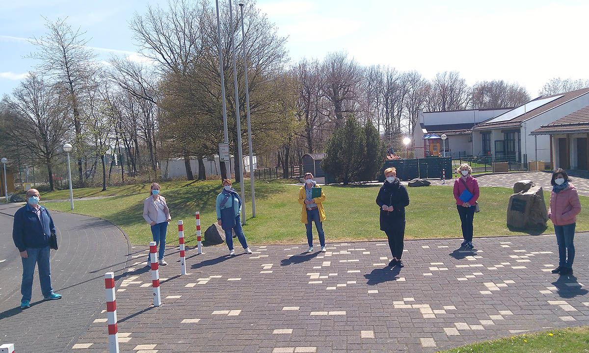 Auf Gelben Fen durch den Straenverkehr