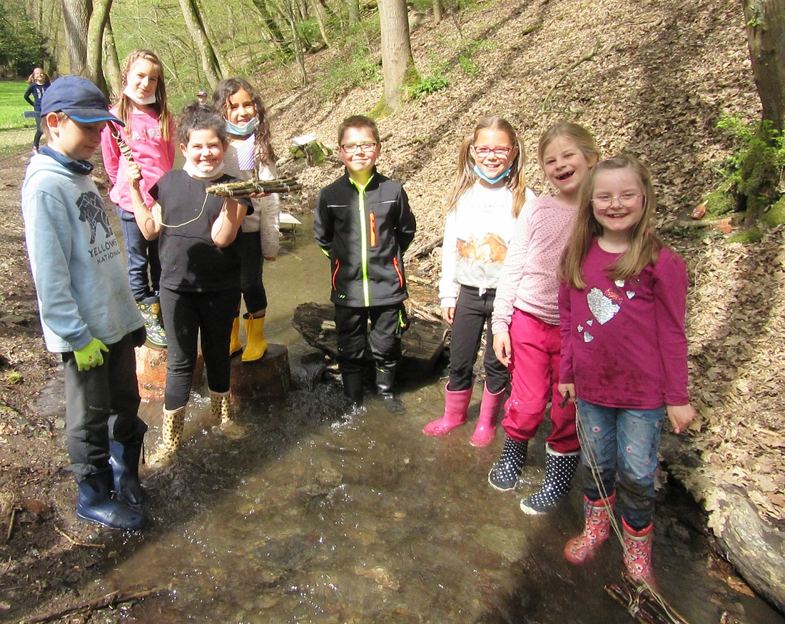 Mit Spiel, Spa und Freude errichteten die Kinder eine Miniaturstadt aus Wurzeln, Moos, Blttern und vielem mehr. (Foto: privat)