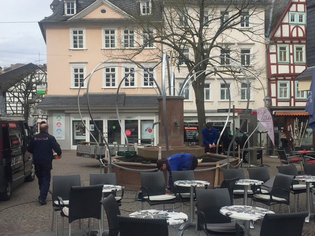 Der Osterbrunnen wird geschmckt und eingeweiht