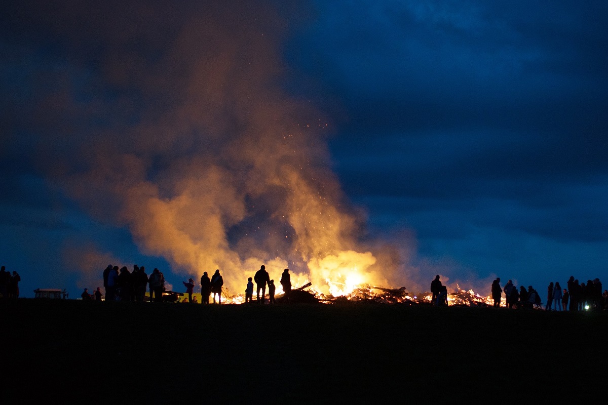 Das Osterfeuer findet in Birken-Honigsessen am 9. April ab 19.30 Uhr auf dem Festplatz statt. (Foto: Pixabay)