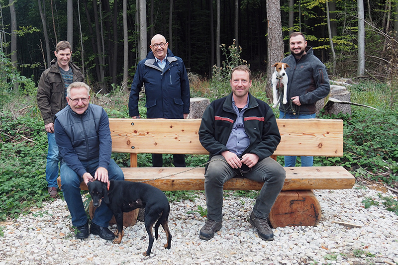 Weihten die selbstgebaute Bank am zuknftigen Brgerwald ein: Markus Balthasar, Brgermeister Michael Kessler, Jrn Volk, sitzend: Gerd Balthasar und Revierleiter Johannes Biwer (von links). Foto: Stadt Bendorf