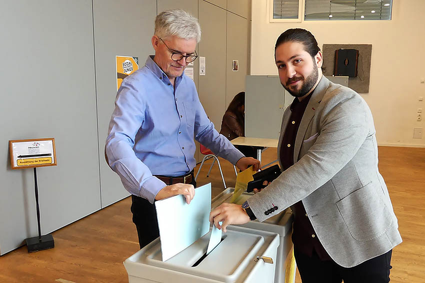 Kandidat Abdulmunem Albatran bei der Wahl. Fotos: Josef Dehenn