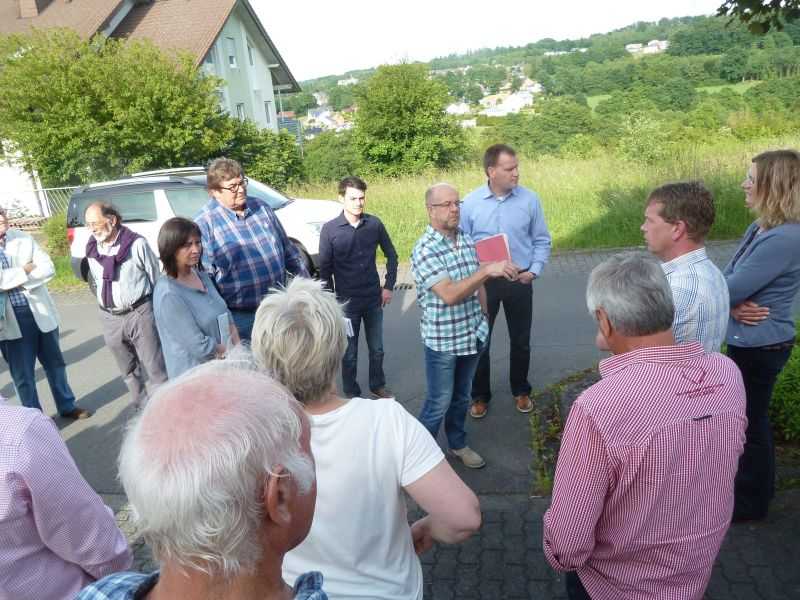 Anlieger der Strae "Vor der Heck" erlutern Stadtbrgermeister Rttig ihre Probleme. Fotos: Reinhard Panthel