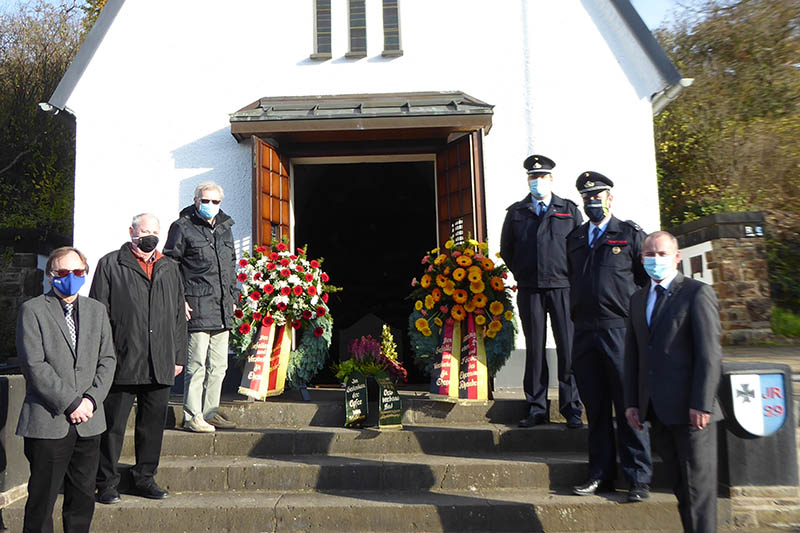 Am internen Gedenken nahmen (v.l.n.r.) Hans-Werner Kaiser, Dieter Erben, Ewald Schneider, Peter Scheidgen, Christian Erben und Ortsbrgermeister Oliver Labonde teil. Foto: Christoph Goler
