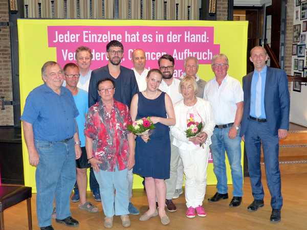 Der neue Vorstand des Amtsverbands (von links nach rechts): Heinz Runkel (Beisitzer), Guido Schiffers (Schriftfhrer), Prof. Dr. Jochen Koop (Beisitzer), Ingrid Runkel (2. Vorsitzende); Lars Alsbach (2. Vorsitzender), Jens Pillipsenberg (Beisitzer), Theodora Lippemeiner (1. Vorsitzende), Frederik Lippemeier (Besitzer), Marlies Vgele (Beisitzerin), Frank Reinhardt (Beisitzer), Gunter Jung (Beisitzer) und Kreisvorstand Alexander Buda: Nicht im Bild: Dr. Kai Rinklake (Beisitzer). Foto: Privat