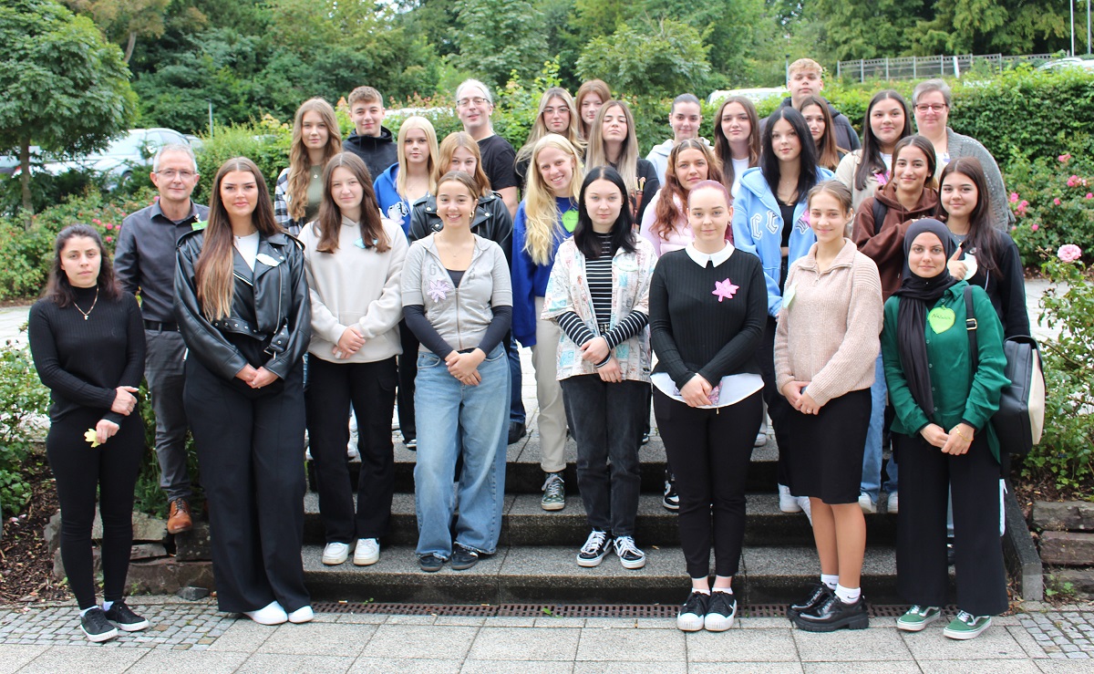 26 angehende Pflegefachfrauen und -mnner haben ihre Ausbildung am Pflegebildungszentrum der Diakonie in Sdwestfalen begonnen. (Foto: Diakonie in Sdwestfalen gGmbH)