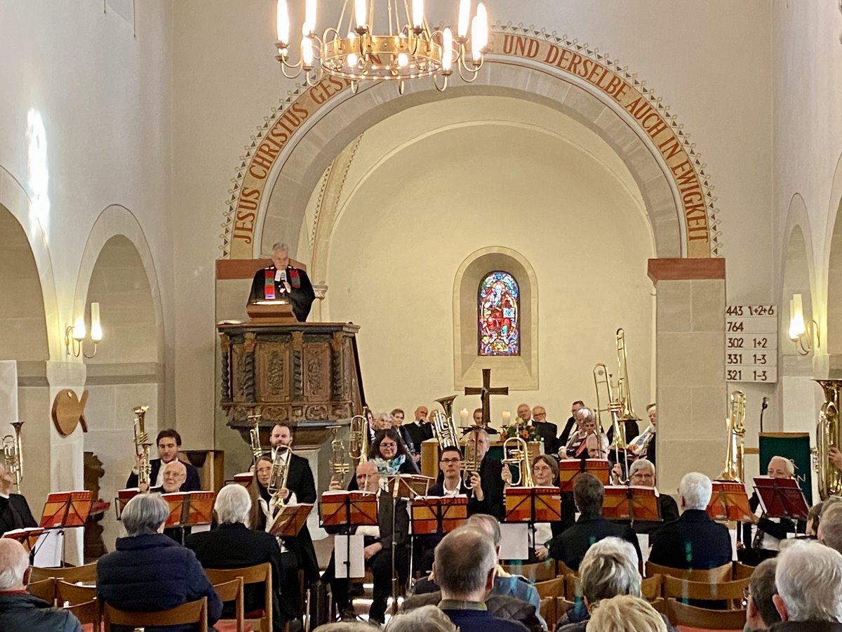 Whrend der Festpredigt lie Pfarrer Dr. Karl-Heinz Schell den Posaunenchor und seine Instrumente hochleben. (Foto: Petra Stroh)