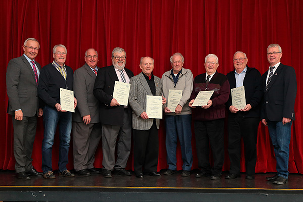 Die Mnner der ersten Stunde erhielten Urkunden und ein herzliches Dankeschn (v.l.n.r.) Achim Hallerbach, Vorsitzender Kreismusikverband Neuwied, Herbert Zimmermann, Hermann Josef Esser, Friedel Langguth, Alfred Rick, Martin Zwick, Hermann Josef Zwick (sen.), Alfred Hartmann und Hermann Josef Zwick, Vorsitzender des Tambour-Corps. Foto: Verein