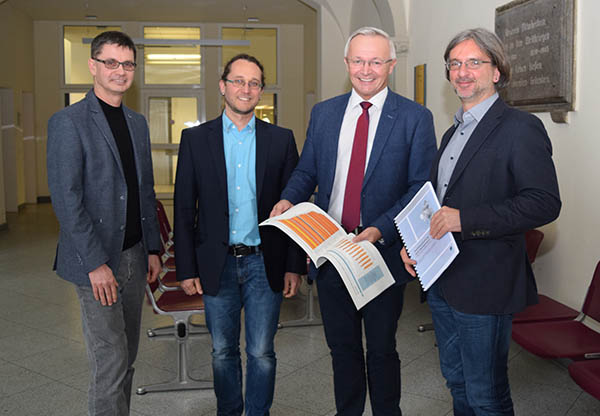 Ein sehr gutes Testat erhielt das Kreisjugendamt vom Leiter des Institutes fr Sozialpdagogische Forschung Mainz (ISM), Dipl.-Pdagogen Heinz Mller (rechts). Darber freuten sich Kreisjugendamtsleiter Jrgen Ulrich, sein Stellvertreter Uwe Kukla sowie der 1. Kreisbeigeordnete und Dezernent fr Kinder, Jugend und Familien, Achim Hallerbach, und sehen sich in der bisherigen Arbeit besttigt. Foto: Kreisverwaltung