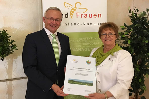 Hella Holschbach (r), Vorsitzende der Landfrauen des Kreisverbandes Neuwied, und Achim Hallerbach (l), 1.Kreisbeigeordneter des Landkreises Neuwied, besiegeln eine Kooperation zur Strkung der Umweltbildung sowie zur Frderung der regionalen Identitt. Foto: Kreisverwaltung
