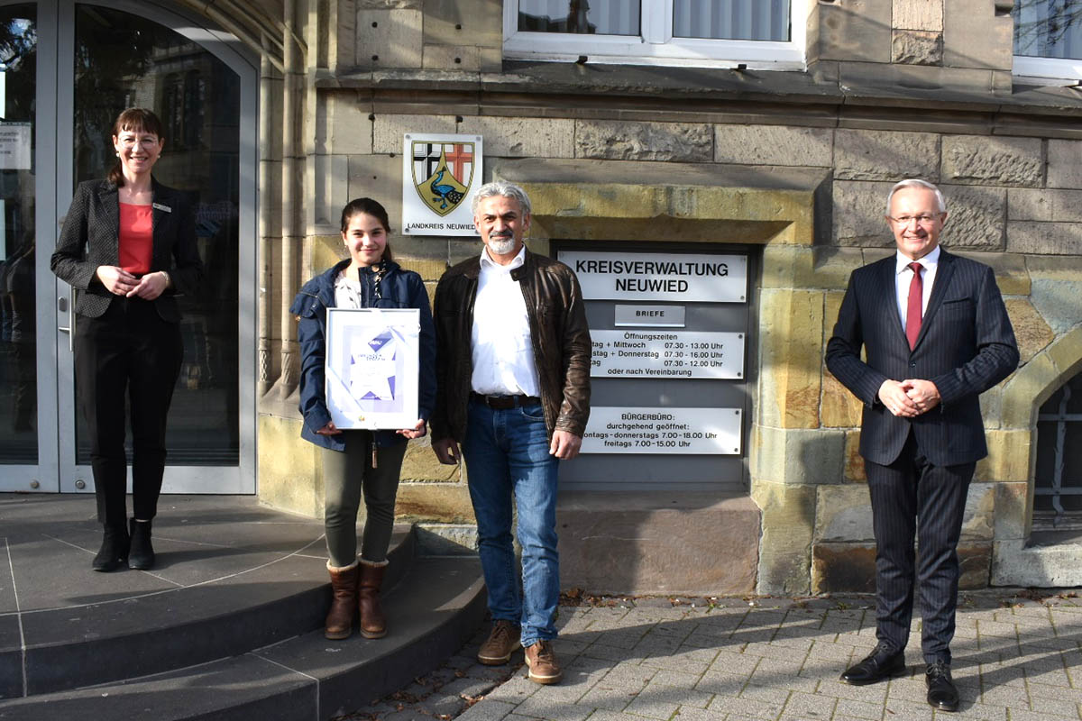 Mit eindeutigem Ergebnis hat Lale Bender (2.v.l. mit ihrem Vater) den diesjhrigen Vorlesewettbewerb im Kreis Neuwied gewonnen. Daniela Kiefer, Organisatorin des Kreislesewettbewerbs, (links) und Achim Hallerbach (rechts) gratulierten. Foto: Kreisverwaltung