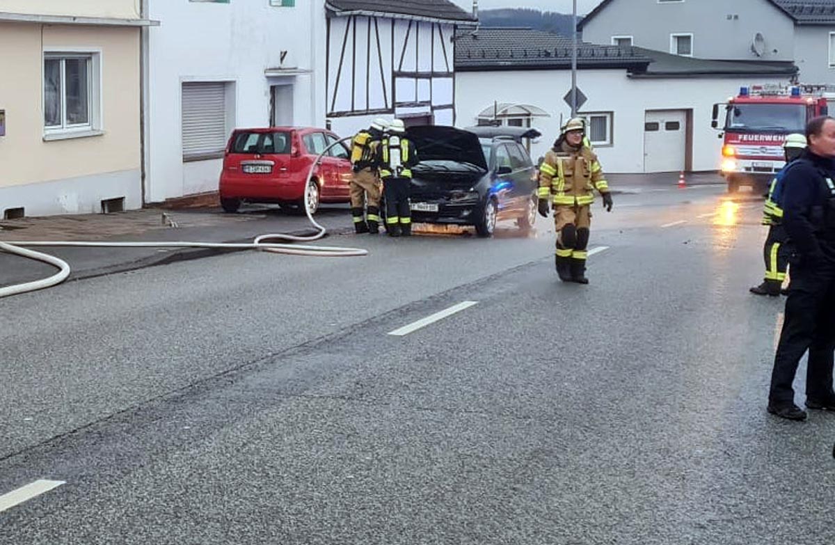 Pkw brannte in Oettershagen, B256 war gesperrt - Ortsangabe sorgte fr Verwirrung bei Helfern