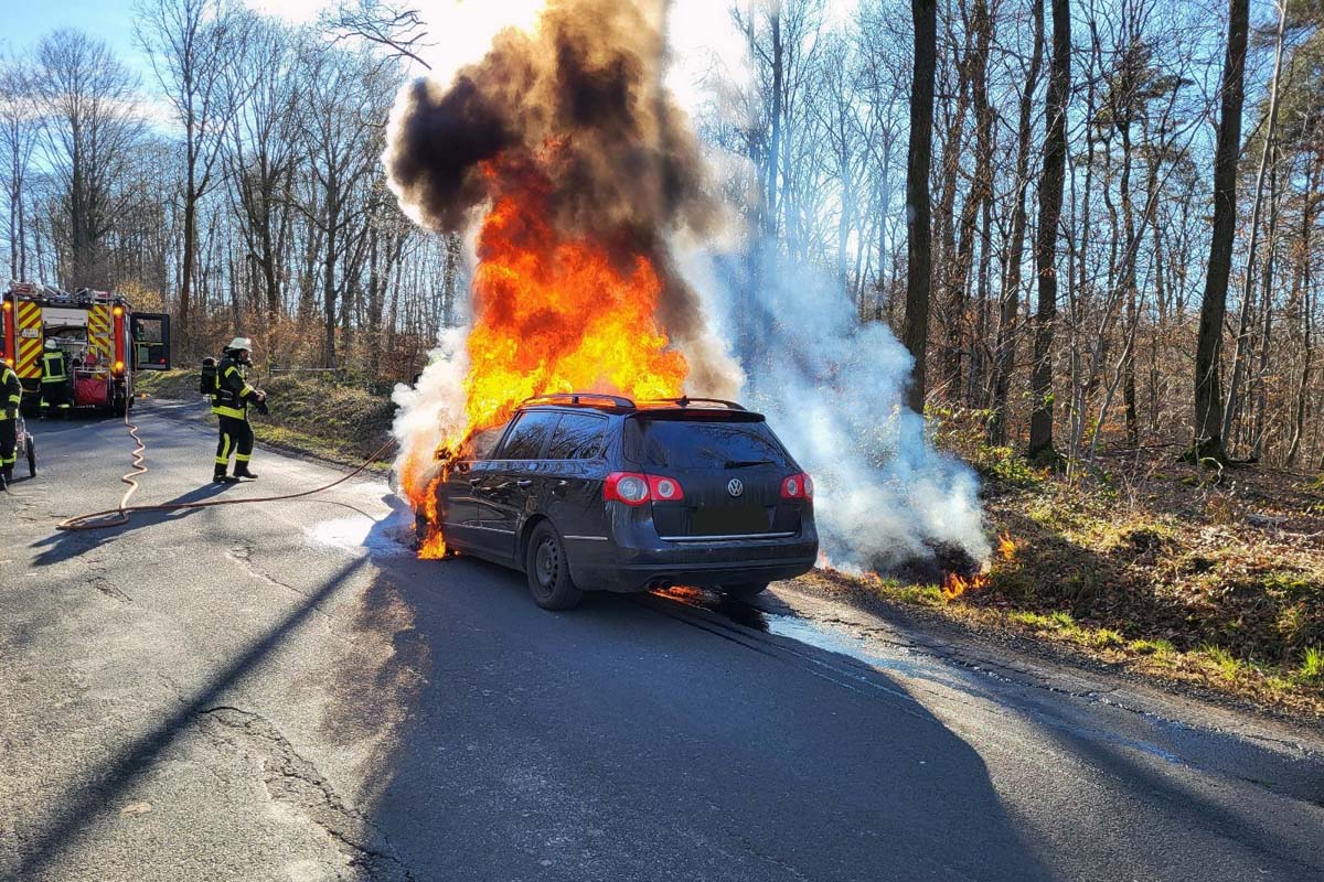 Der PKw stand bei Eintreffen im Vollbrand (Bilder: kk)