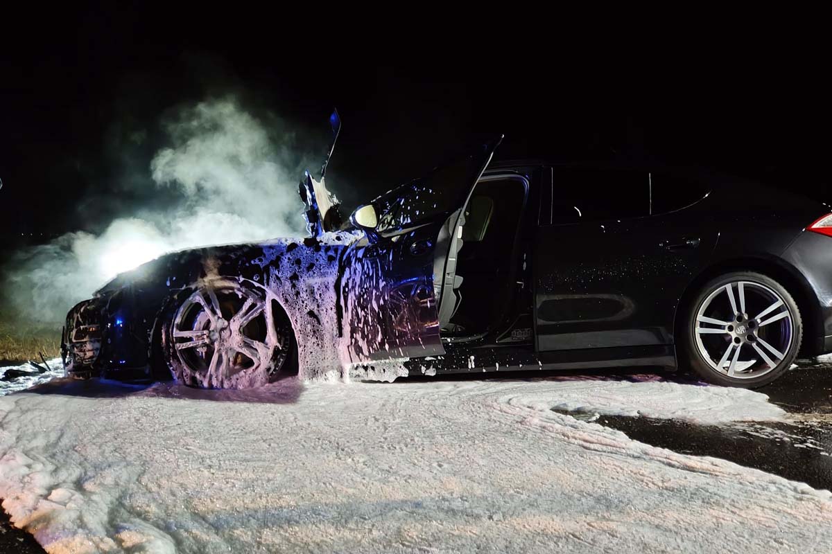 Beim Eintreffen der ersten Krfte stand der Motorraum im Vollbrand (Bilder: kk) 