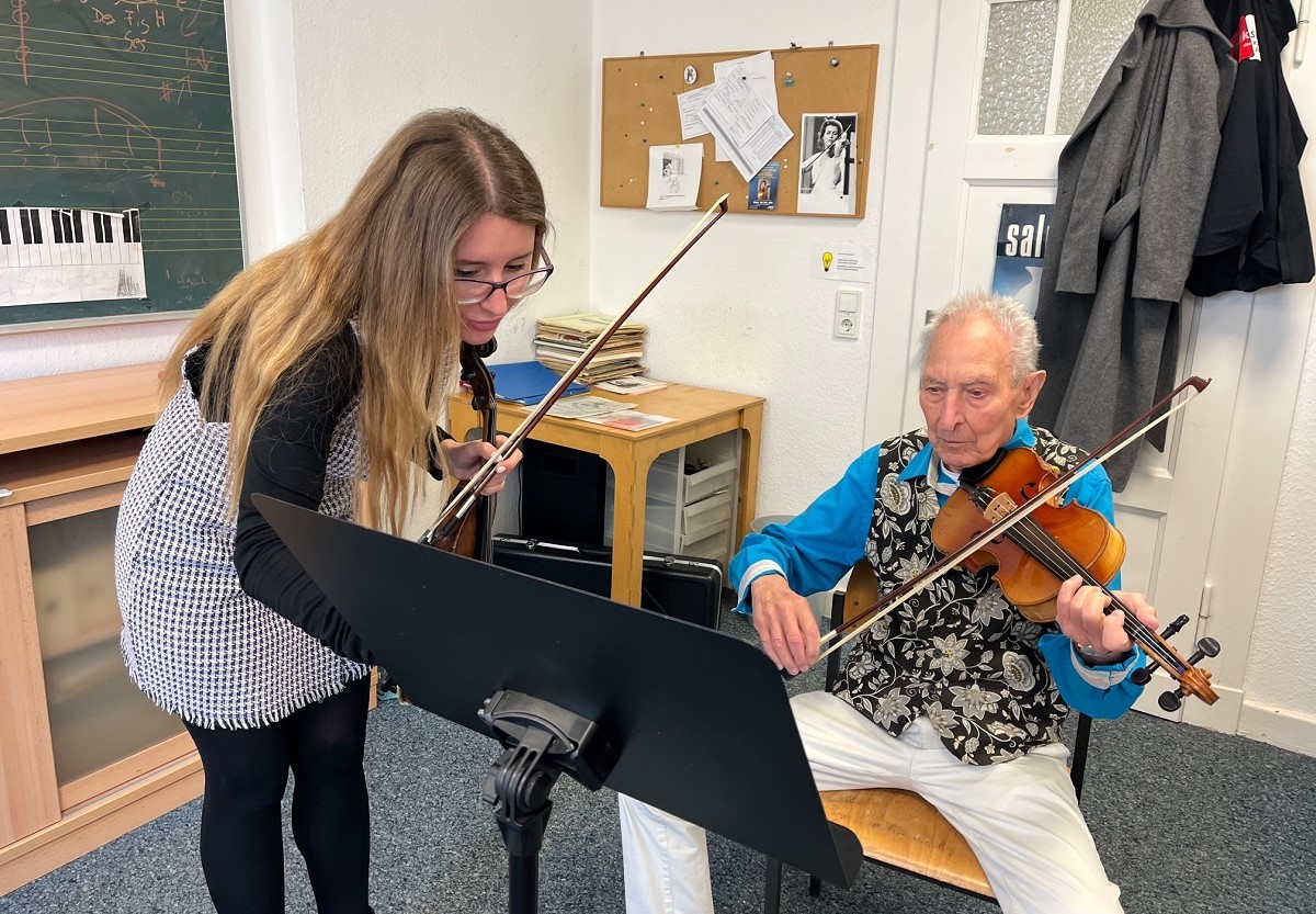 Unter Anleitung von Liudmila Sevostyanova hat der 85-jhrige Peter Mahnke vor einigen Wochen mit dem Geigenunterricht an der Kreismusikschule begonnen. (Foto: Kreisverwaltung/Thorsten Stahl)