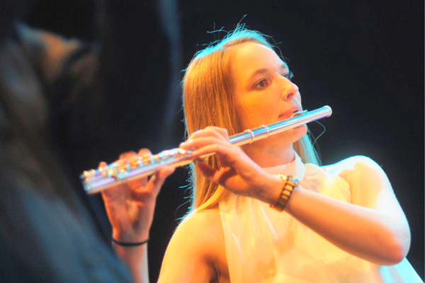 Die Kreismusikschule holte 250 Mitwirkende zum groen Musikschulkonzert ins Kulturwerk nach Wissen, darunter Fltistin Maren Halscheidt, und ffnete ein groes Schaufenster ihrer Arbeit. (Foto: Kreismusikschule)