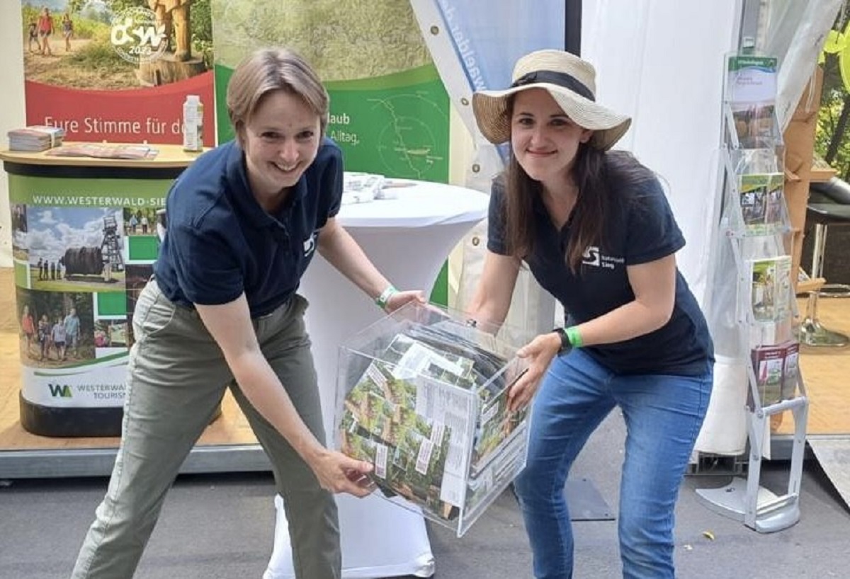 Jennifer Siebert (l.) und Susanna Mokro kehrten mit einer Box voller ausgefllter Abstimmungskarten fr den Auenlandweg vom Rheinland-Pfalz-Tag zurck. (Foto: Kreisverwaltung)