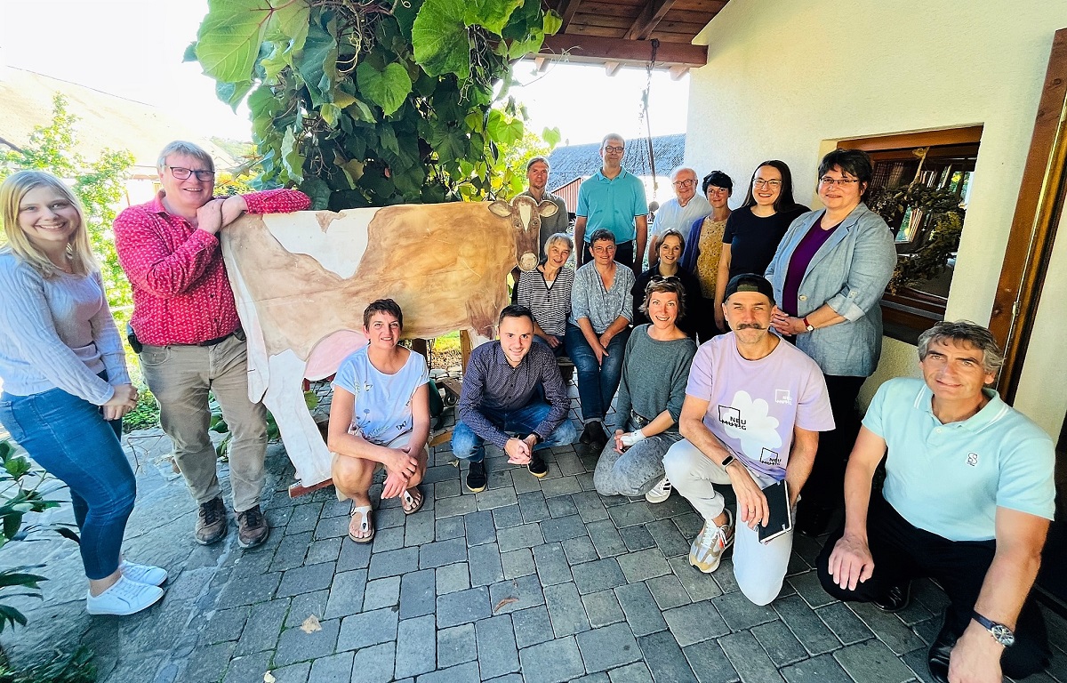 Mitglieder der LAG und Gste auf dem Milchhof Hfer in Hvels. (Foto: Thorsten Stahl/Kreisverwaltung Altenkirchen)